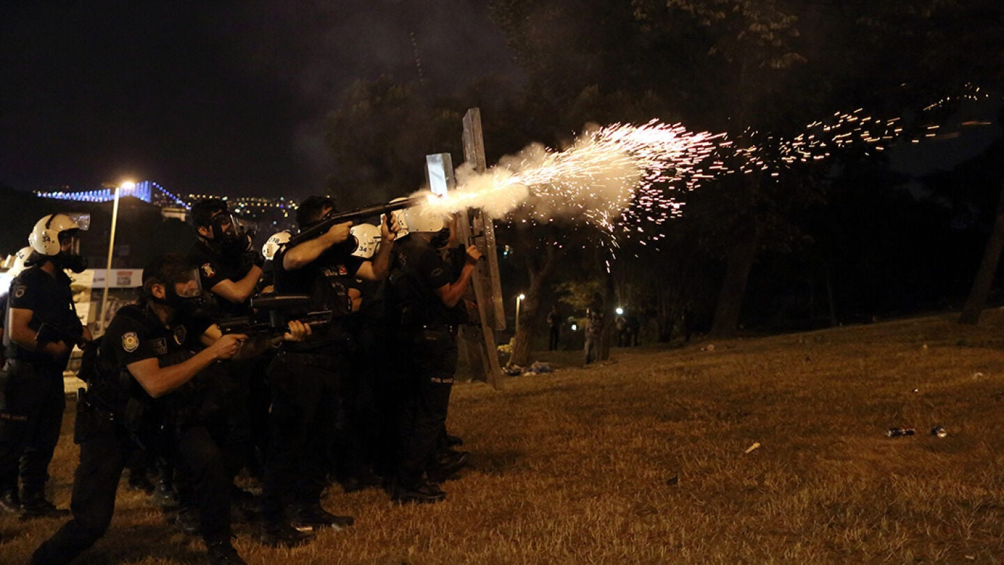 Contin&uacute;a la tensi&oacute;n en Turqu&iacute;a tras una noche de duros enfrentamientos
