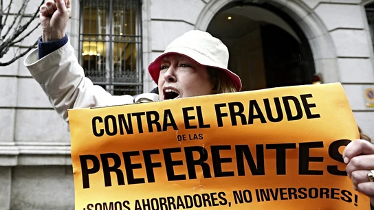 Afectados por las participaciones preferentes se manifiestan a las puertas de la Audiencia Nacional. Afectados por las participaciones preferentes se manifiestan a las puertas de la Audiencia Nacional.