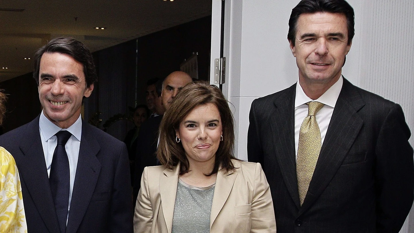 Aznar critica al Gobierno frente a Santamaría y Soria Aznar critica al Gobierno frente a Santamaría y Soria