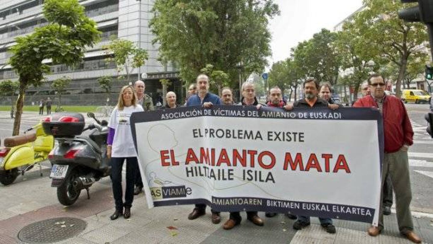 Manifestaci&oacute;n de los miembros de la asociaci&oacute;n de afectados por el amianto frente el juzgado de la capital alavesa.