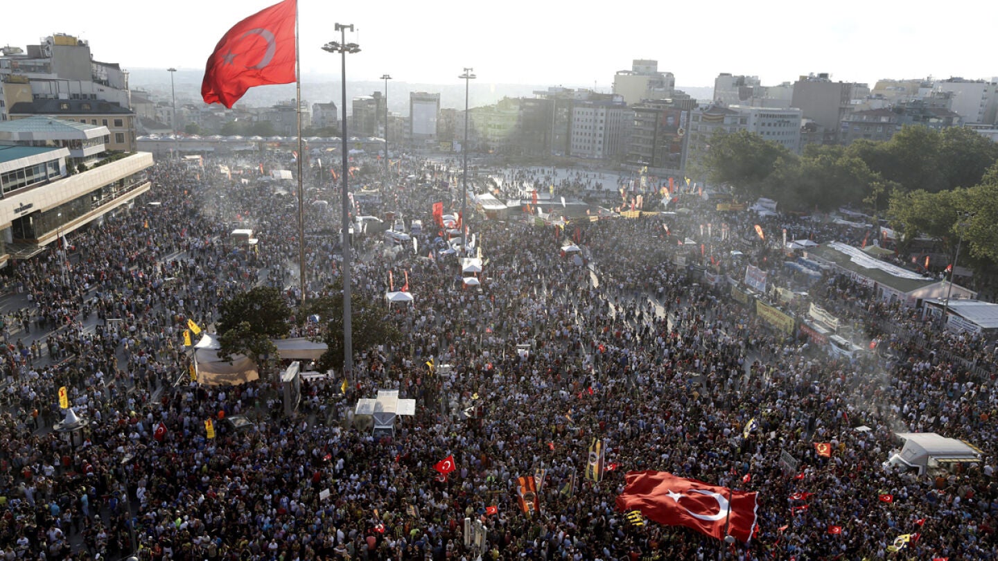 Miles de personas se manifiestan en la plaza de Taksim en Estambul.