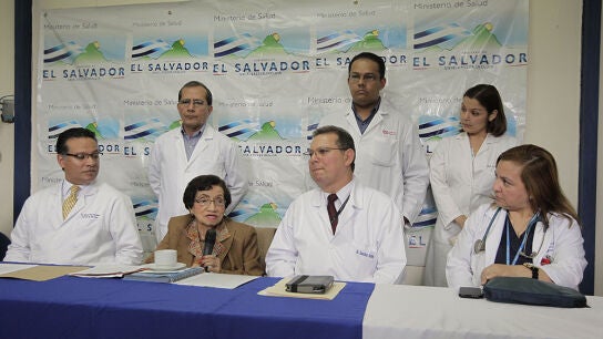 La ministra de Salud de El Salvador, Mar&iacute;a Isabel Rodr&iacute;guez, junto al equipo m&eacute;dico encargado de Beatriz.