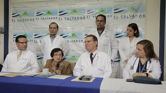 La ministra de Salud de El Salvador, María Isabel Rodríguez, junto al equipo médico encargado de Beatriz. La ministra de Salud de El Salvador, María Isabel Rodríguez, junto al equipo médico encargado de Beatriz.