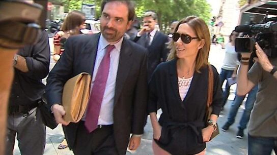 Mar&iacute;a Ilia Garc&iacute;a de S&aacute;ez Borb&oacute;n Dos Sicilias junto a su abogado, a su salida de la Audiencia Nacional.