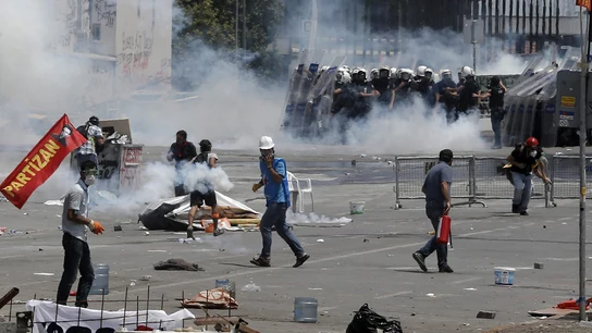 Manifestantes se enfrentan a la policía durante el desalojo de la Plaza Taksim. Manifestantes se enfrentan a la policía durante el desalojo de la Plaza Taksim.