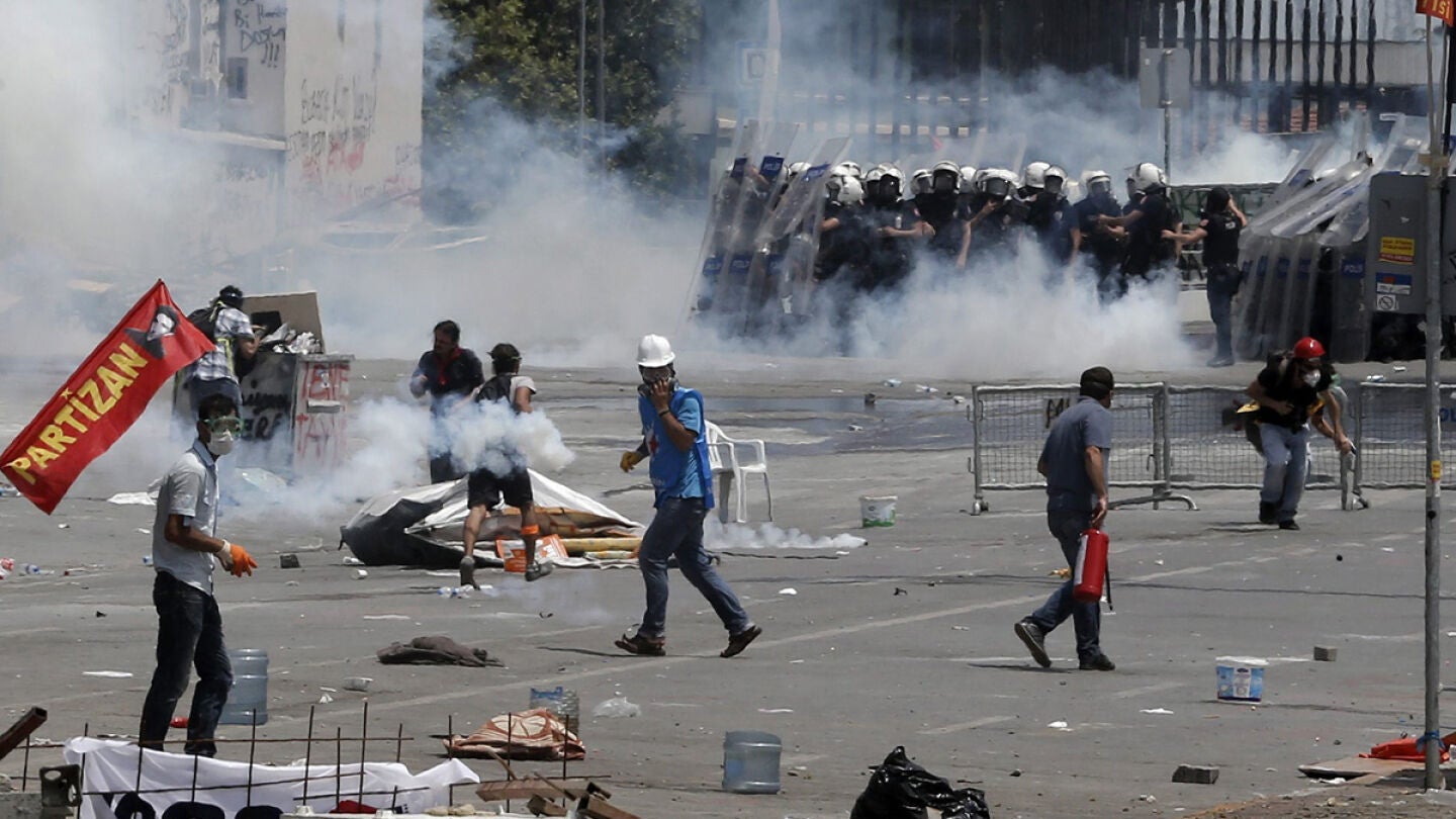 Manifestantes se enfrentan a la polic&iacute;a durante el desalojo de la Plaza Taksim.