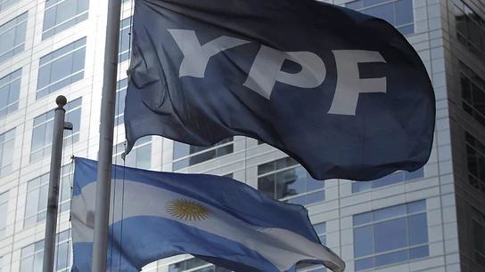 Detalle de las banderas de Argentina y de la petrolera YPF Detalle de las banderas de Argentina y de la petrolera YPF
