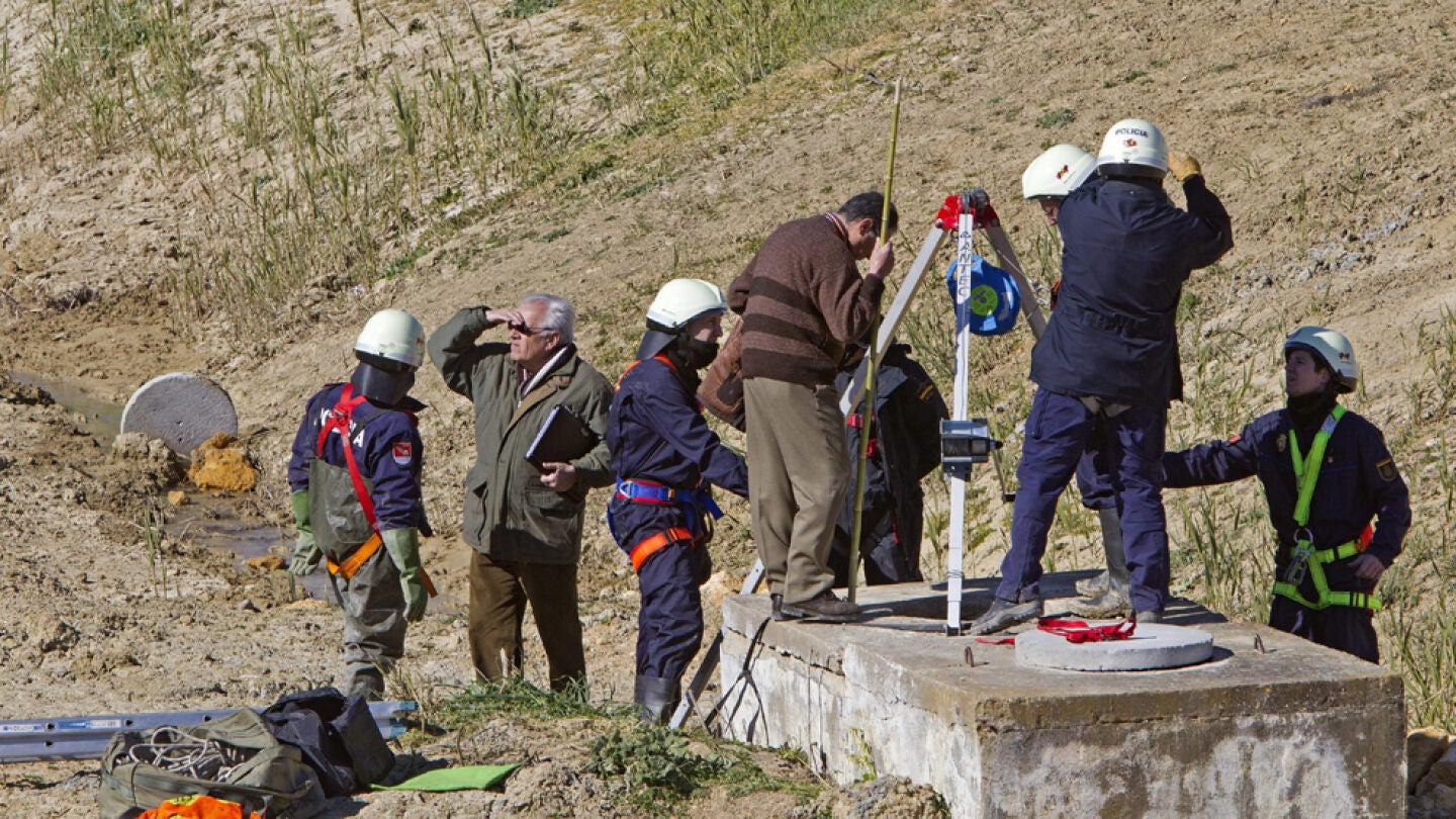 Operarios trabajando en la b&uacute;squeda del cuerpo de Marta del Castillo