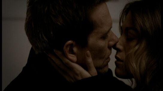 Claire y Ryan se besan