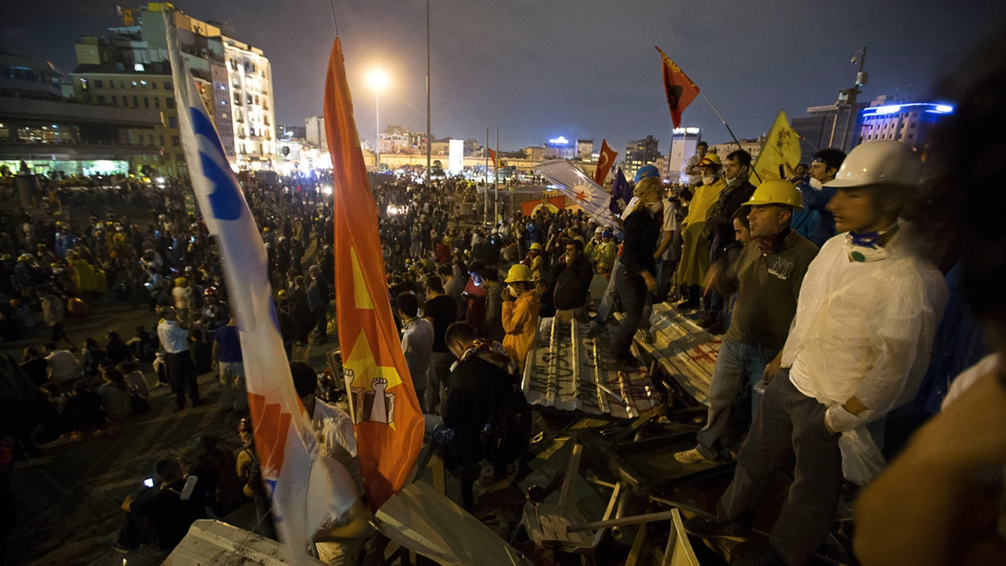 Manifestantes en la barricada a la entrada del parque Gezi, en Estambul. Manifestantes en la barricada a la entrada del parque Gezi, en Estambul.
