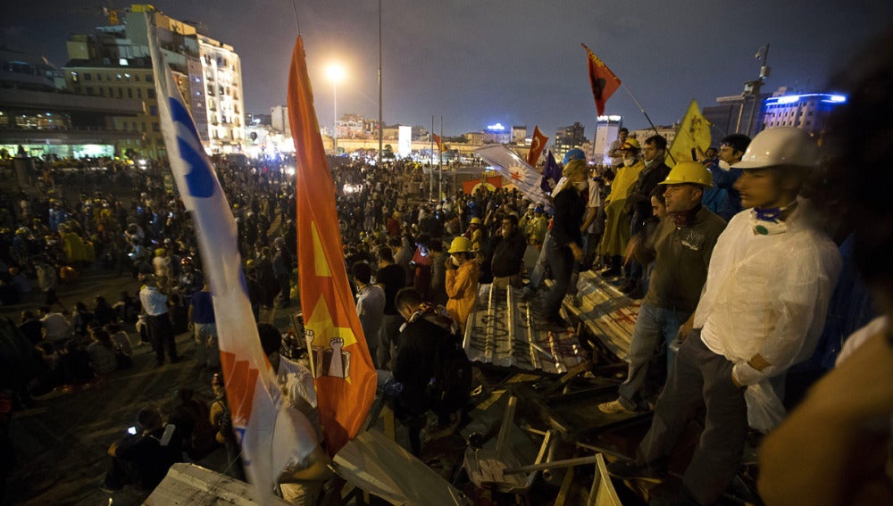 Manifestantes en la barricada a la entrada del parque Gezi, en Estambul. 