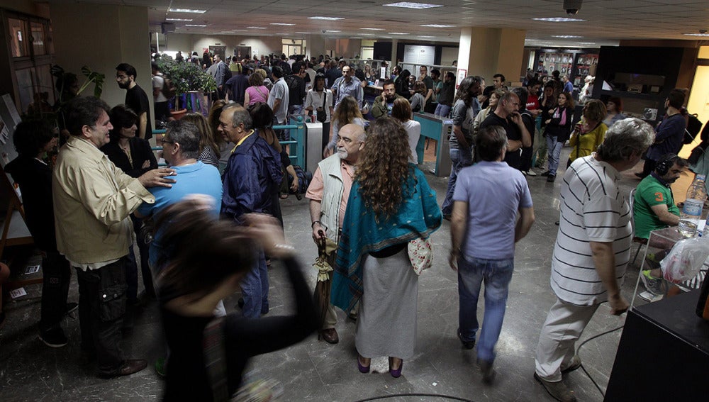 Empleados de ERT en la sede de la entidad en Atenas.