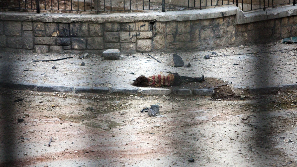 El cuerpo de una niña tras un bombardeo en Siria El cuerpo de una niña tras un bombardeo en Siria
