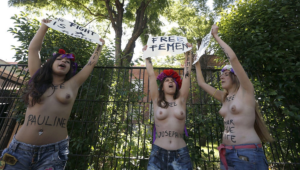 Tres activistas de Femen protestando ante la embajada tunecina