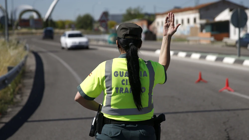 Una agente de la Guardia Civil de Tráfico para un vehículo Una agente de la Guardia Civil de Tráfico para un vehículo