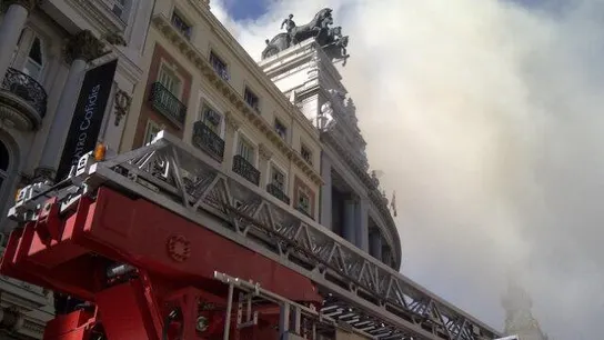 Los bomberos intentan sofocar el incendio del Teatro Alcázar de Madrid Los bomberos intentan sofocar el incendio del Teatro Alcázar de Madrid