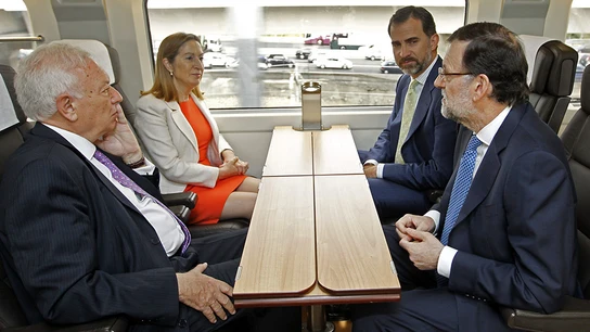 El Príncipe Felipe , conversa con el presidente del Gobierno, Mariano Rajoy, durante el viaje inaugural El Príncipe Felipe , conversa con el presidente del Gobierno, Mariano Rajoy, durante el viaje inaugural