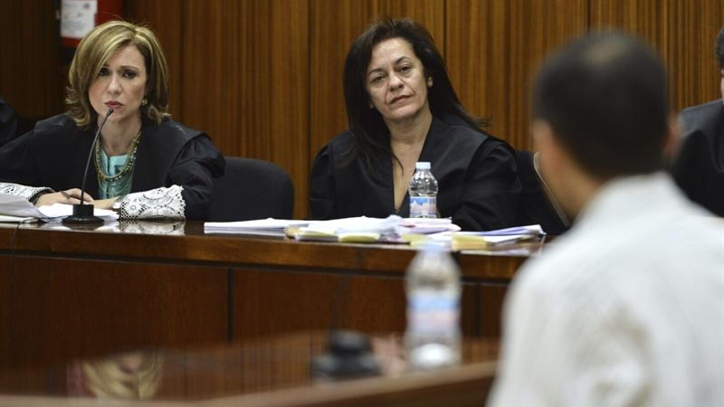 Jos&eacute; Bret&oacute;n ante la abogada de Ruth Ortiz y la fiscal de caso