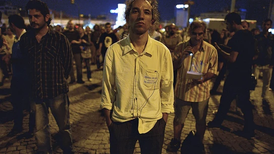 El coreógrafo Erdem Gunduz protestando de pie El coreógrafo Erdem Gunduz protestando de pie