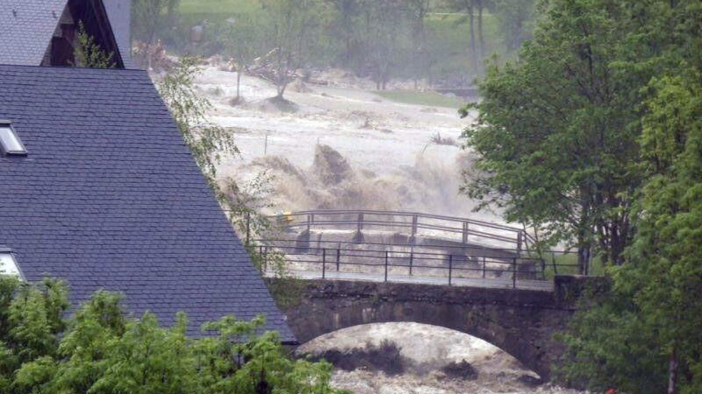 El r&iacute;o Garona desbordado a su paso por la localidad leridana de Vielha