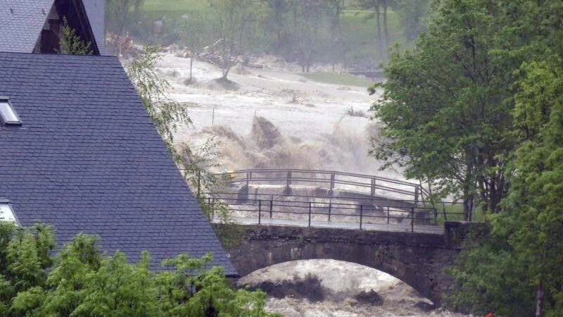 El río Garona desbordado a su paso por la localidad leridana de Vielha