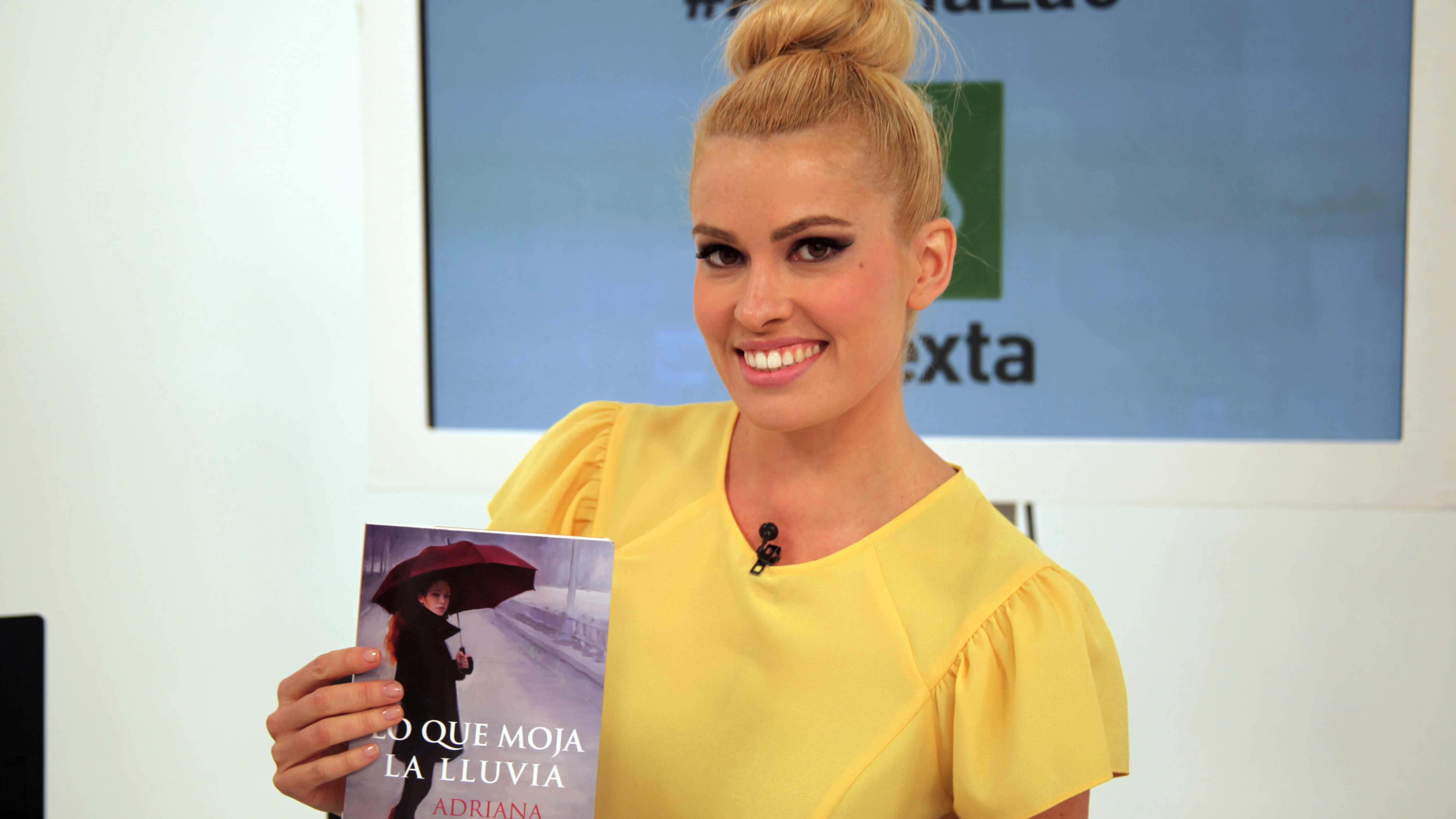 Adriana Abenia con su libro "Lo que moja la lluvia" Adriana Abenia con su libro "Lo que moja la lluvia"