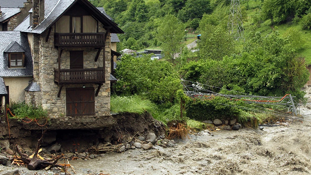 El río Garona a su paso por la localidad de Casarilt, en el Vall d'Aran El río Garona a su paso por la localidad de Casarilt, en el Vall d'Aran