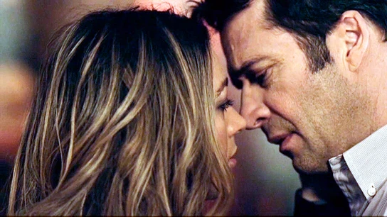 Carroll trata de besar a Claire Carroll trata de besar a Claire