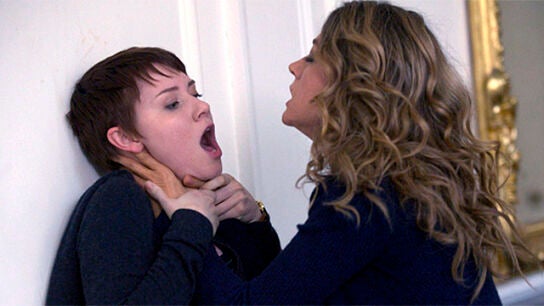 Claire Matthews amenaza a Emma