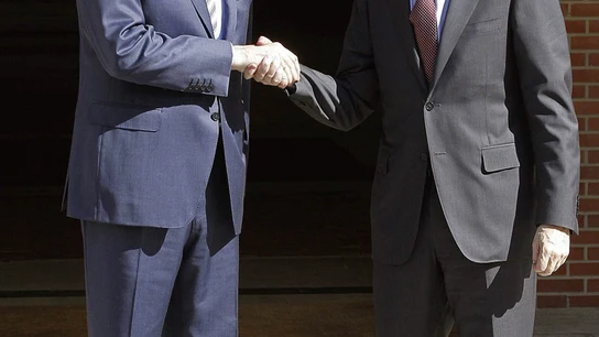 Rajoy y Rubalcaba se saludan en La Moncloa Rajoy y Rubalcaba se saludan en La Moncloa