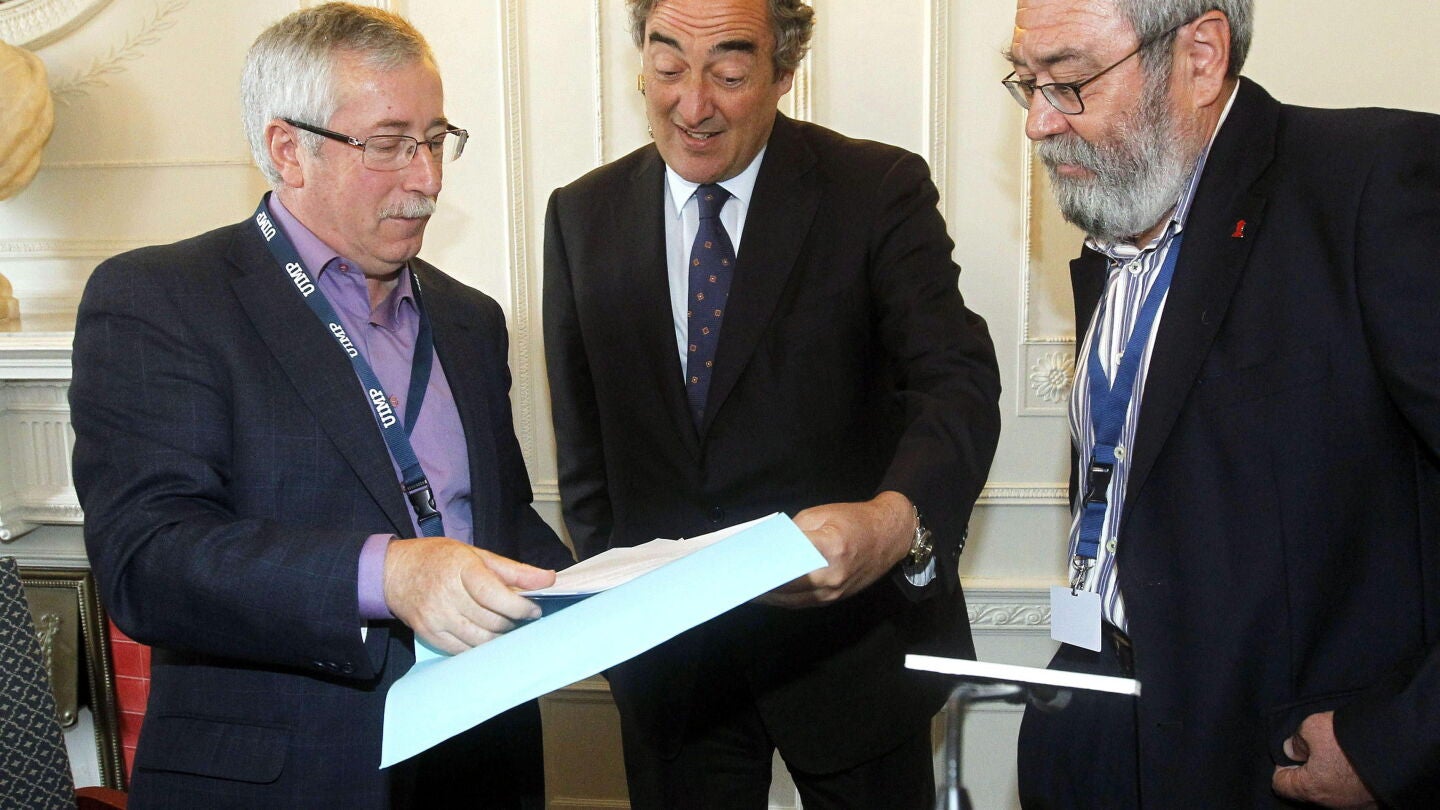 Juan Rosell junto a Ignacio Fern&aacute;ndez Toxo y Candido M&eacute;ndez tras el seminario