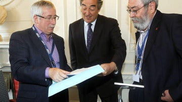 Juan Rosell junto a Ignacio Fernández Toxo y Candido Méndez tras el seminario