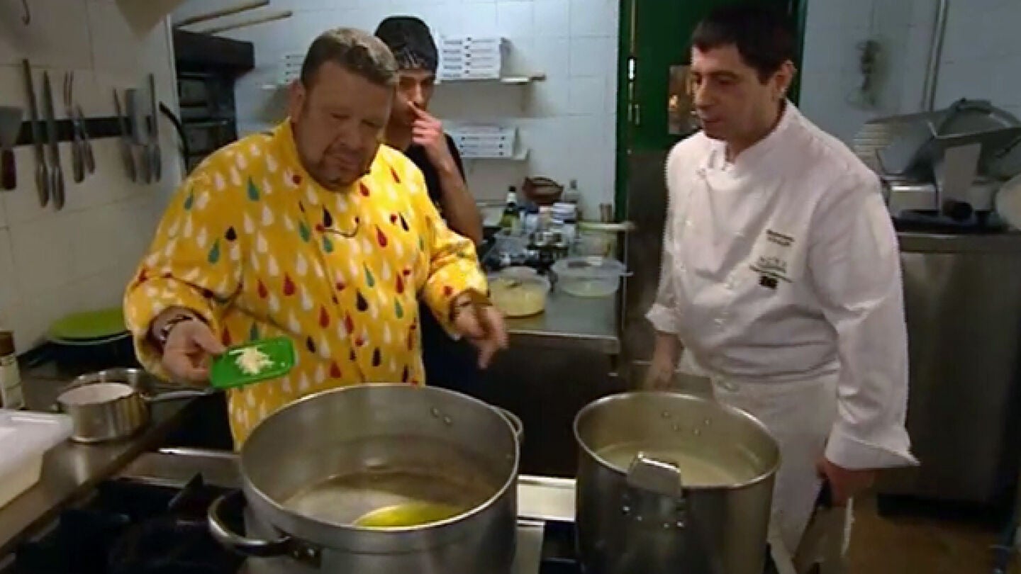 Chicote ense&ntilde;a a Giuliano su truco del ajo
