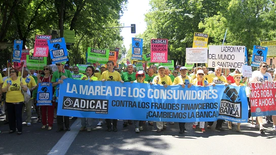 Madrid y Barcelona vuelven a dar un "toque a la banca" contra los abusos bancarios Madrid y Barcelona vuelven a dar un "toque a la banca" contra los abusos bancarios