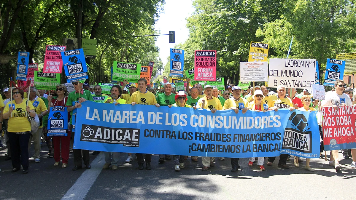 Madrid y Barcelona vuelven a dar un "toque a la banca" contra los abusos bancarios