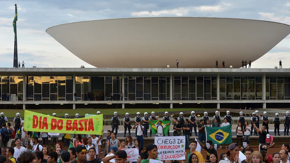 Manifestantes protestan frente al Congreso Nacional en Brasilia