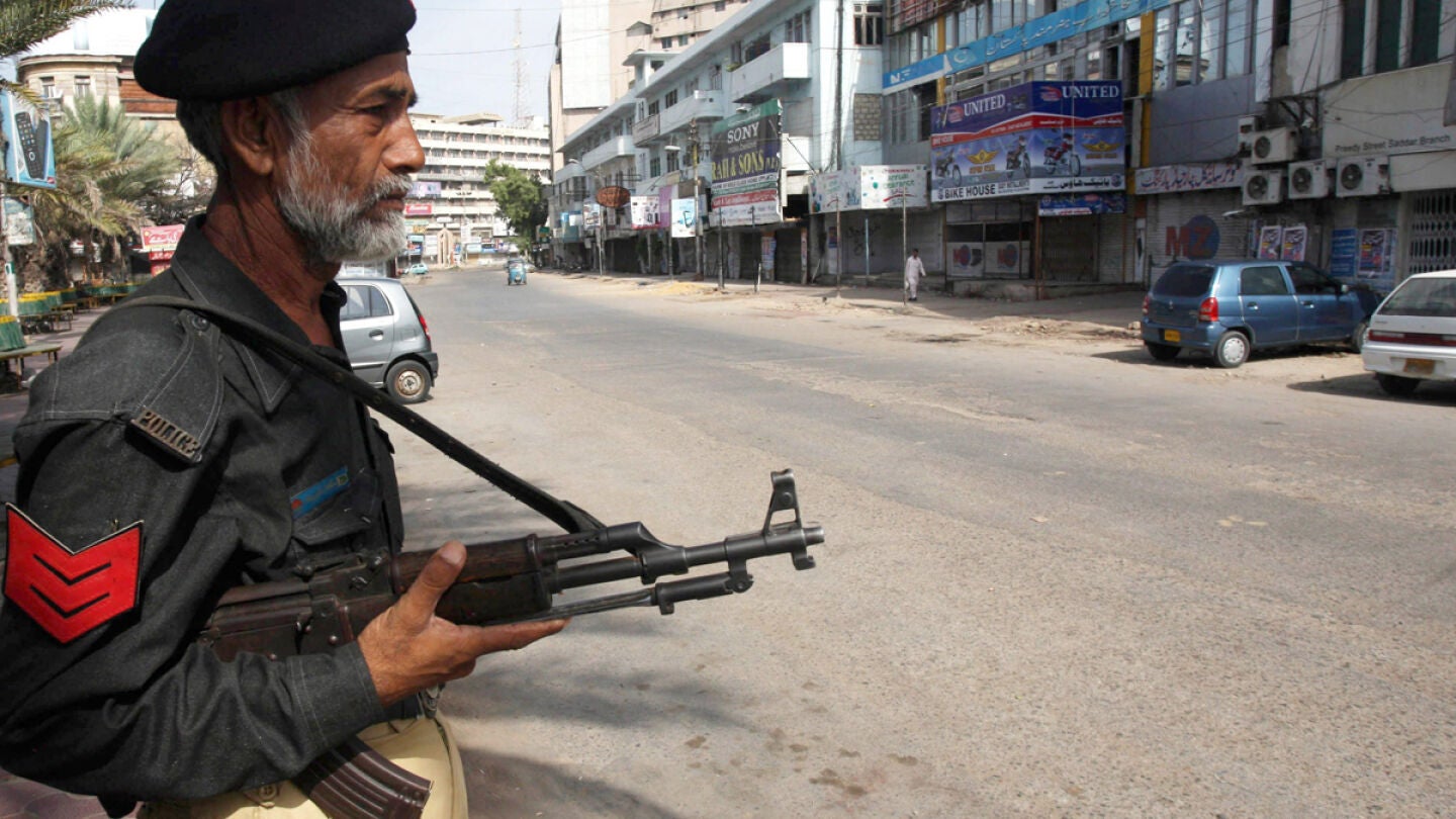 Un polic&iacute;a paquistan&iacute; hace guardia en una calle de Karachi
