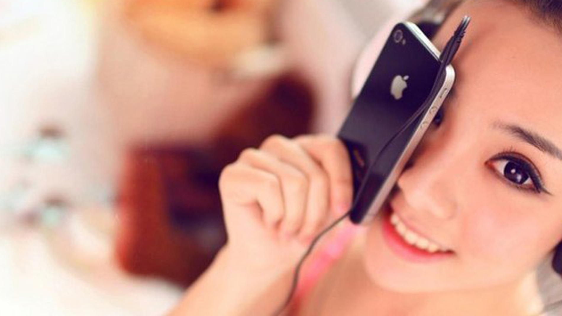 Una mujer china utiliza su 'smartphone'