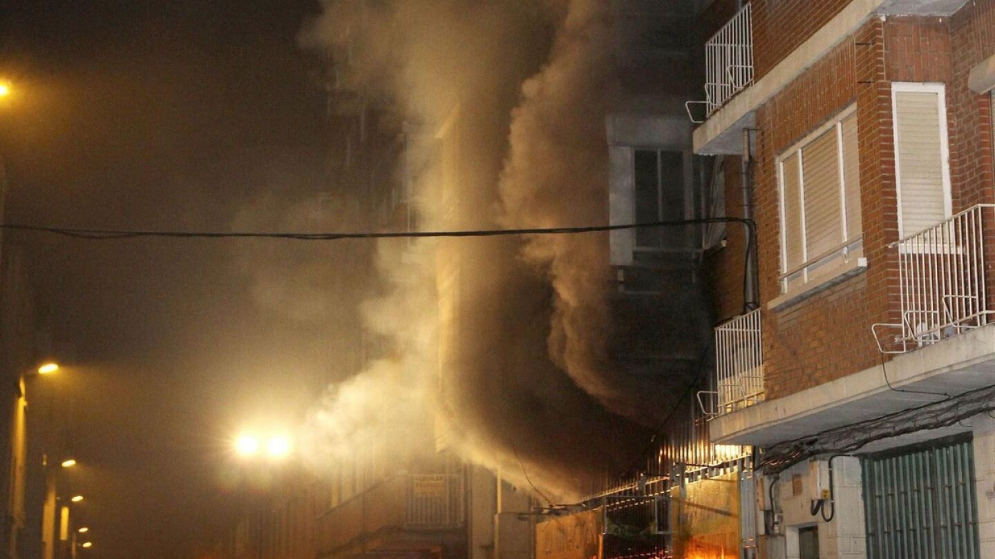 Vista del incendio en un almac&eacute;n de material el&eacute;ctrico