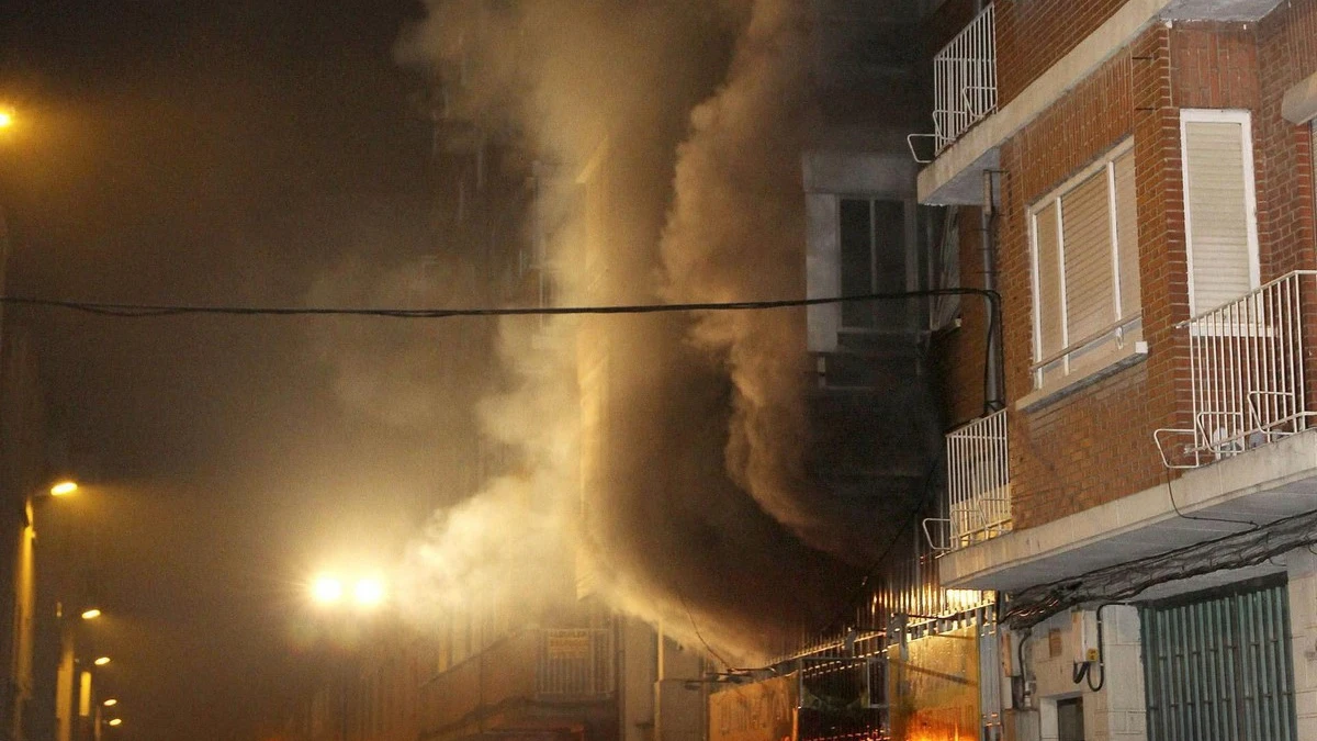 Vista del incendio en un almacén de material eléctrico