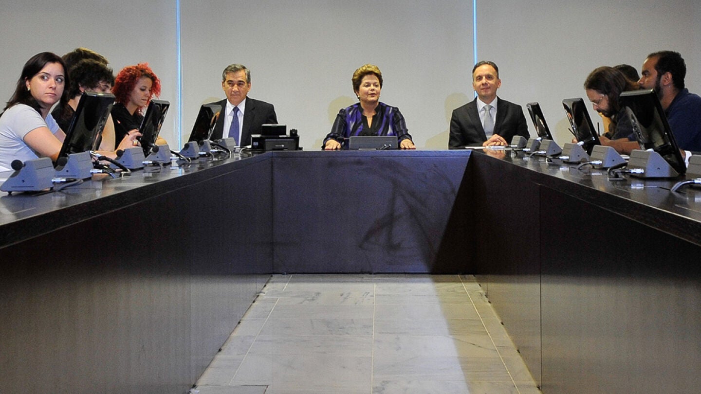 La presidenta brasile&ntilde;a se re&uacute;ne con militantes del Movimiento Pase Libre.