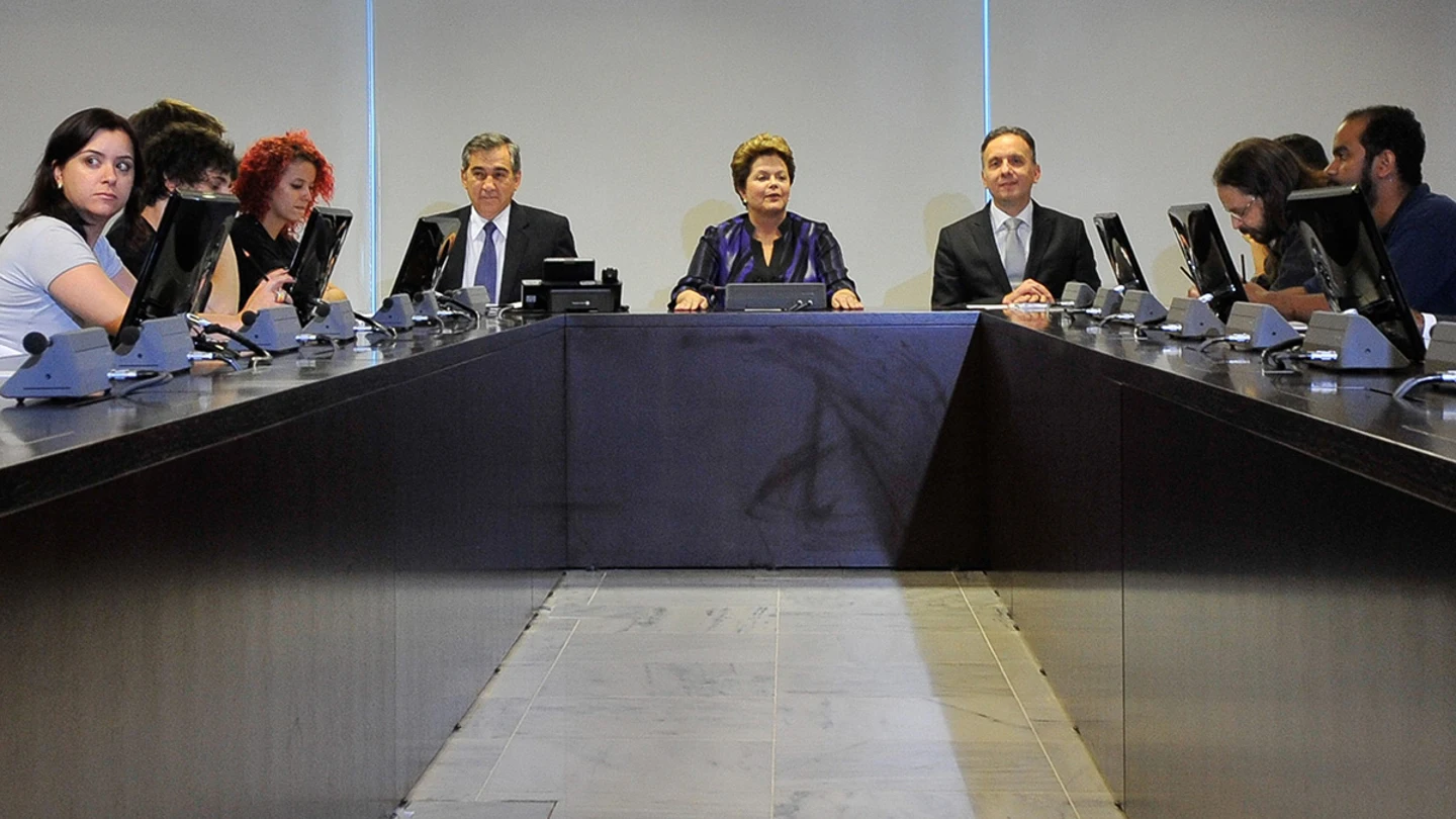 La presidenta brasileña se reúne con militantes del Movimiento Pase Libre. La presidenta brasileña se reúne con militantes del Movimiento Pase Libre.