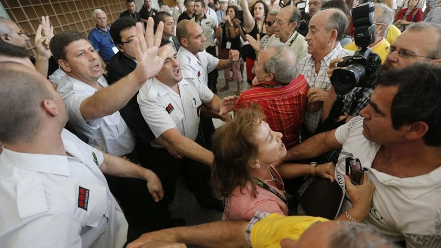 Afectados por preferentes intentan entrar a la Junta de Accionistas Afectados por preferentes intentan entrar a la Junta de Accionistas