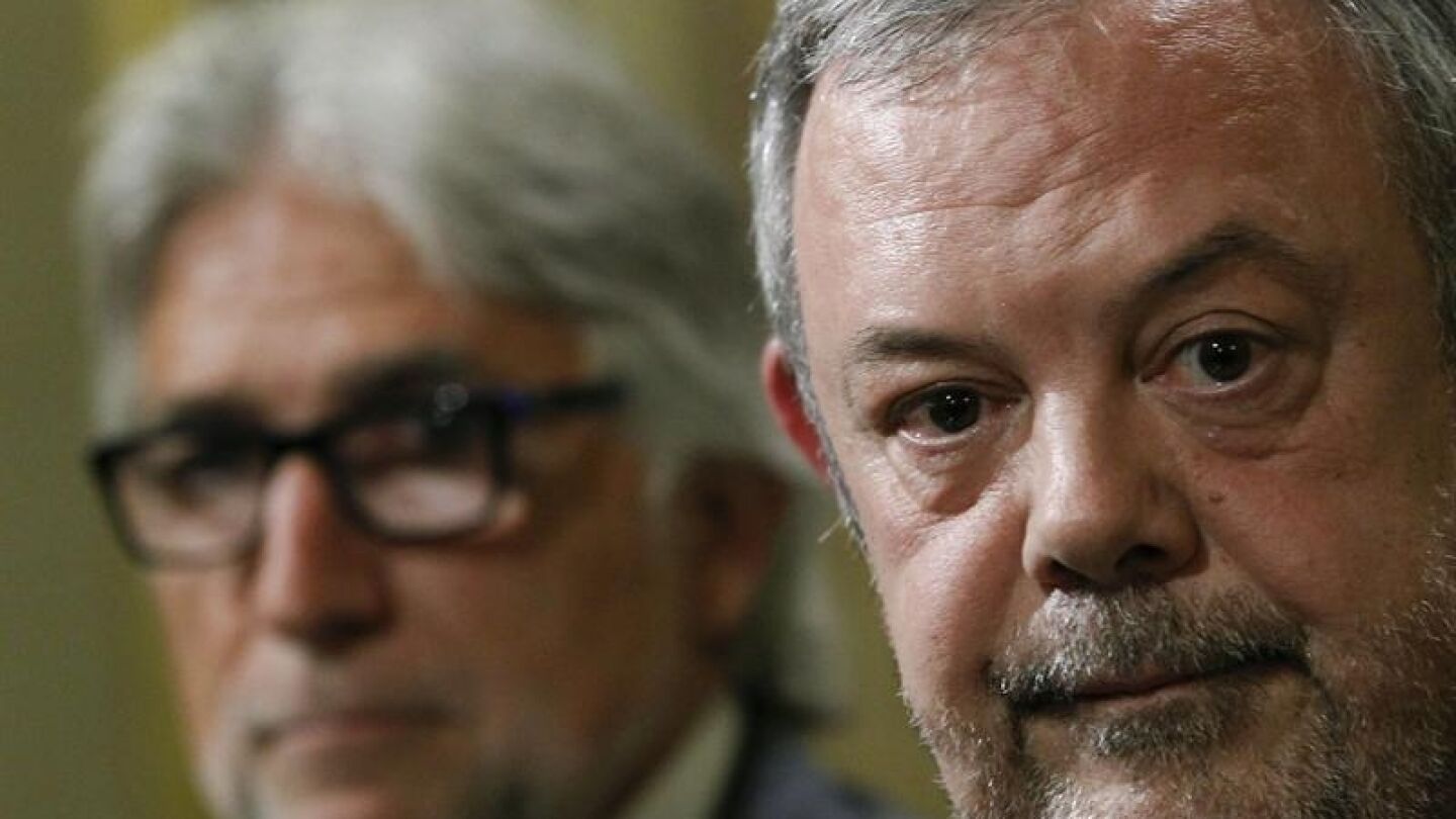Los diputados del PNV, Pedro Azpiazu, y de CiU Josep S&aacute;nchez Llibre, durante la rueda de prensa que han ofrecido en el Congreso.