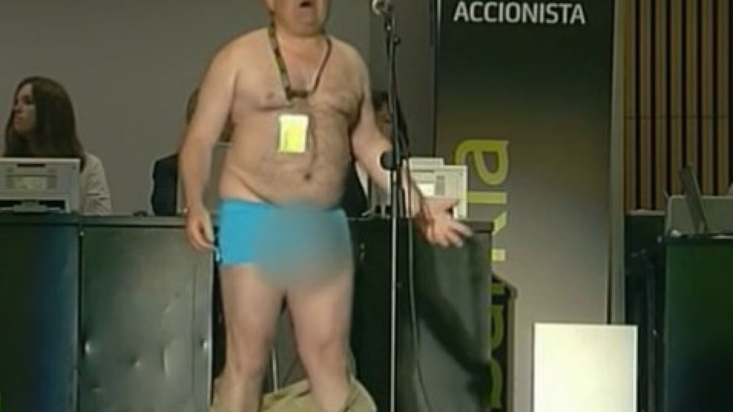 Un hombre invidente potesta en plena Junta de Accionistas de Bankia baj&aacute;ndose los pantalones