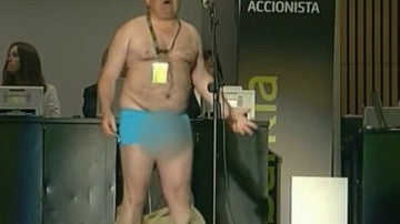 Un hombre invidente potesta en plena Junta de Accionistas de Bankia bajándose los pantalones