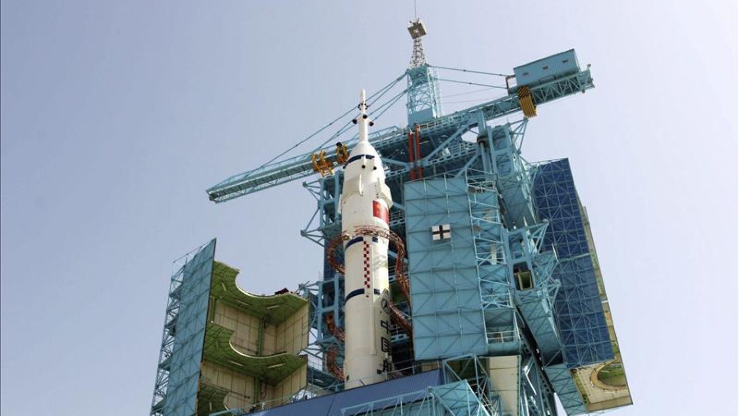 La nave "Shenzhou X" en el Centro de Lanzamiento de Jiuquan, China