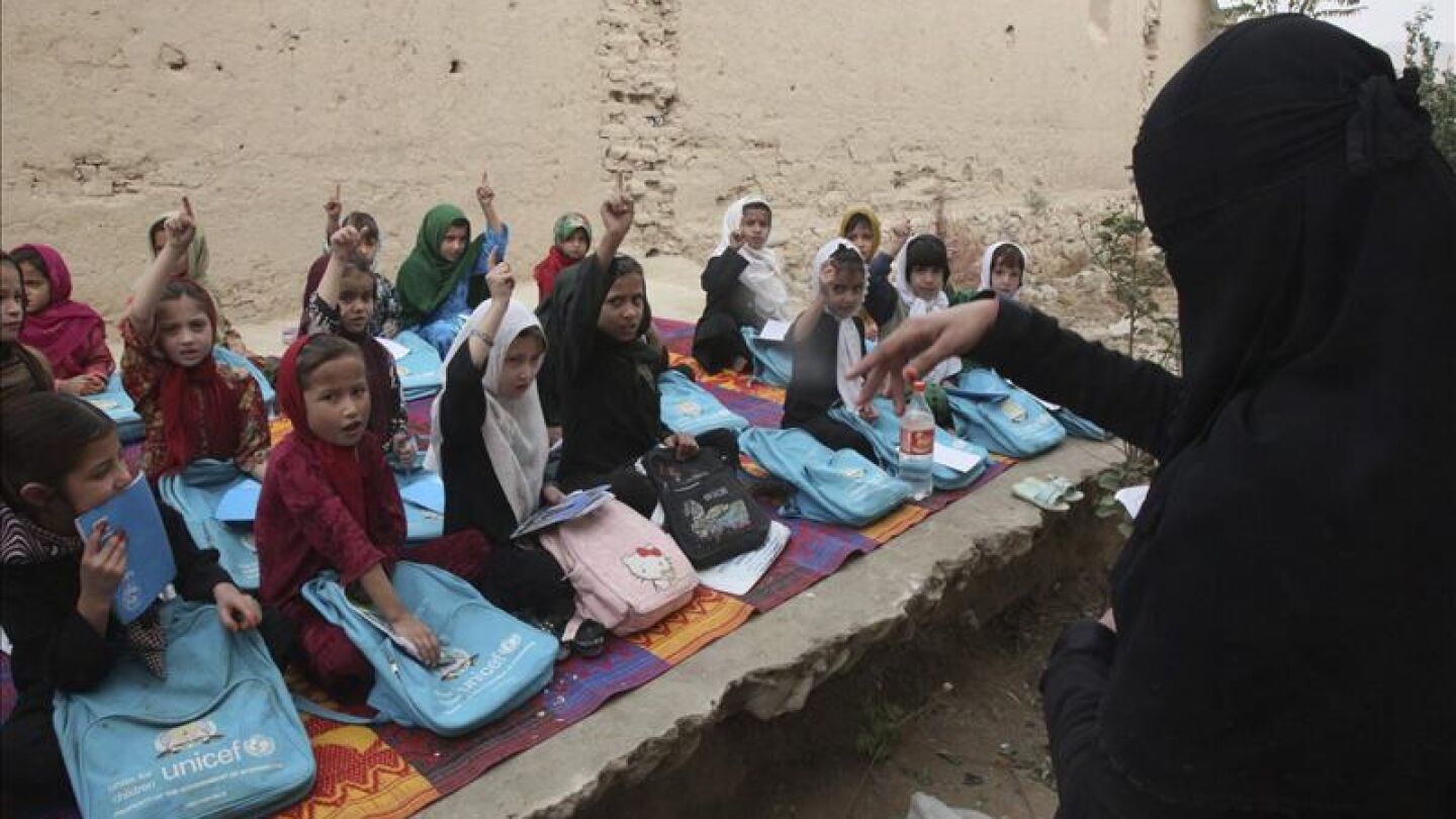 Un grupo de ni&ntilde;as recibiendo clase en una improvisada escuela en Kunduz (Afganist&aacute;n)