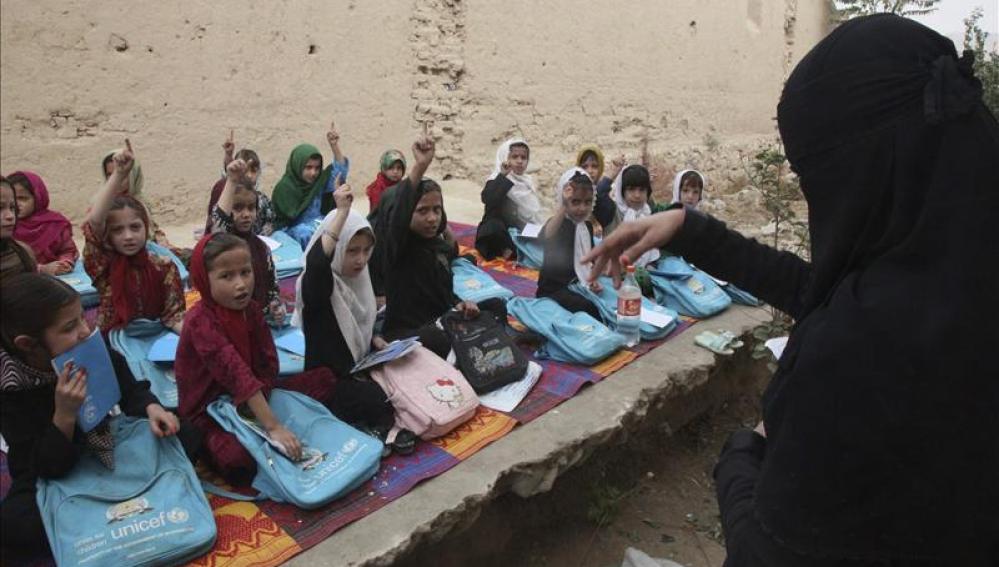 Un grupo de niñas recibiendo clase en una improvisada escuela en Kunduz (Afganistán)