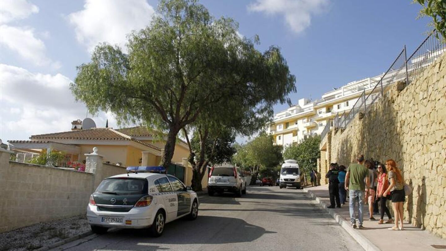 Guardia Civil a las puertas de la vivienda en Mijas
